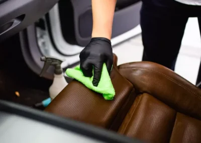 Nettoyage cuirs et tissus pour voiture