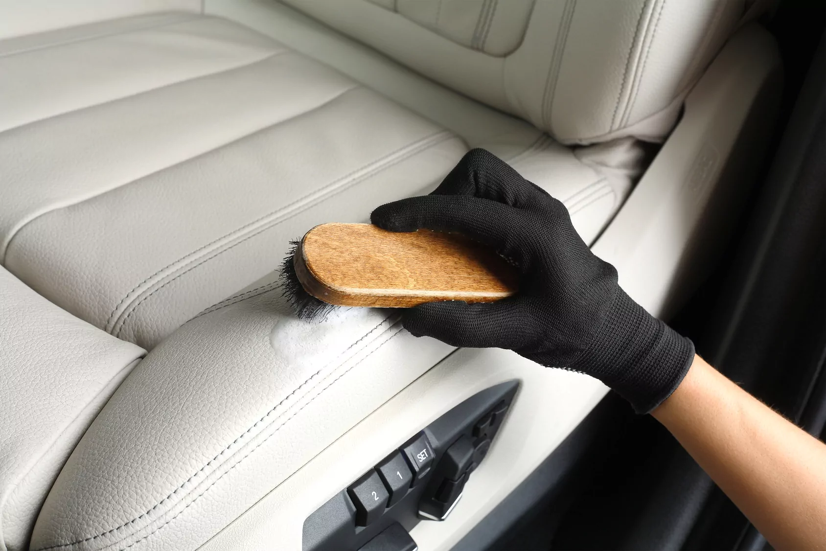 Nettoyage cuirs et tissus pour voiture